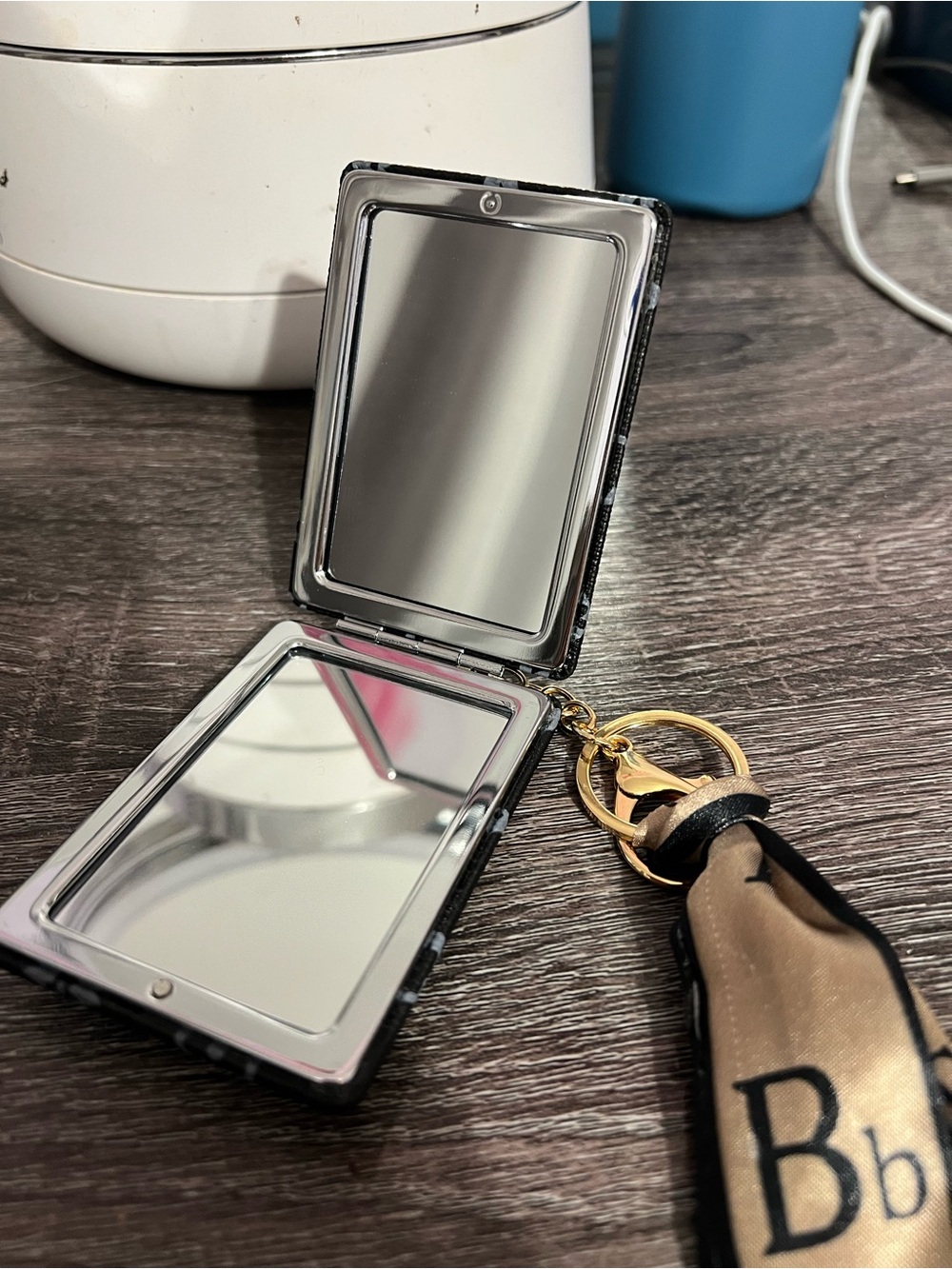 Compact Mirror Keychain - Picture 2 of 3